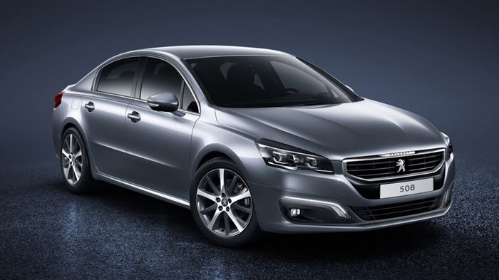 Το ανανεωμένο Peugeot 508 φέρει ένα πιο «αιχμηρό» εμπρόσθιο μέρος, με ανασχεδιασμένο καπό, στενότερη γρίλια, νέα LED φώτα και τροποποιημένο προφυλακτήρα.